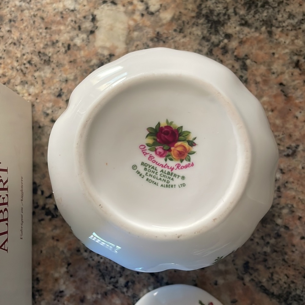 Royal Albert Old Country Roses Lidded Sugar Bowl - Picture 5 of 13